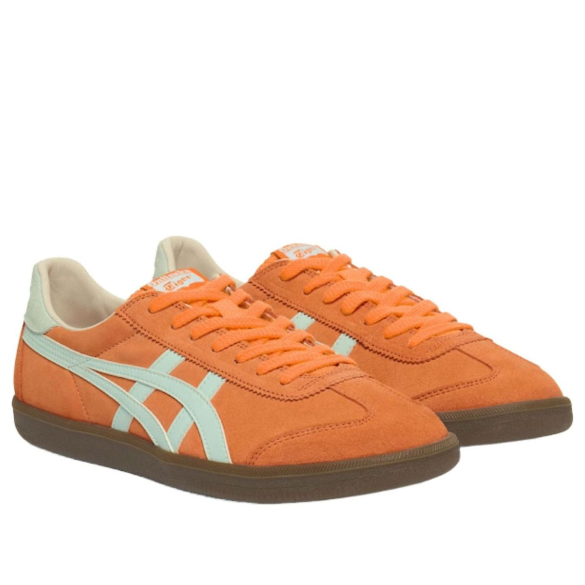 Onitsuka Tiger Tokuten Sun Peach Pale Blue paar samen bovenaanzicht, beide schoenen met oranje veters en mint-groen accent