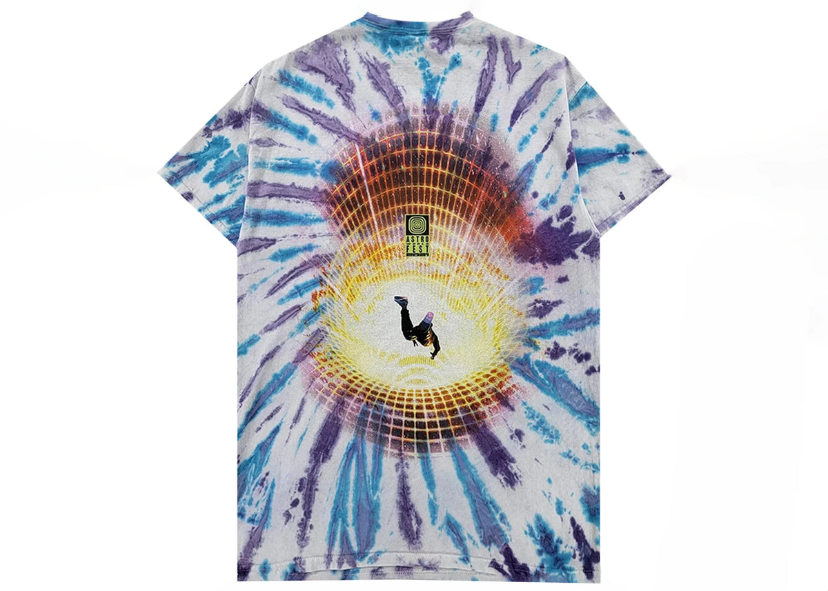 Travis Scott Flame T-shirt Tie Dye, achteraanzicht met concentrisch zonmotief in geel-oranje op tie-dye achtergrond