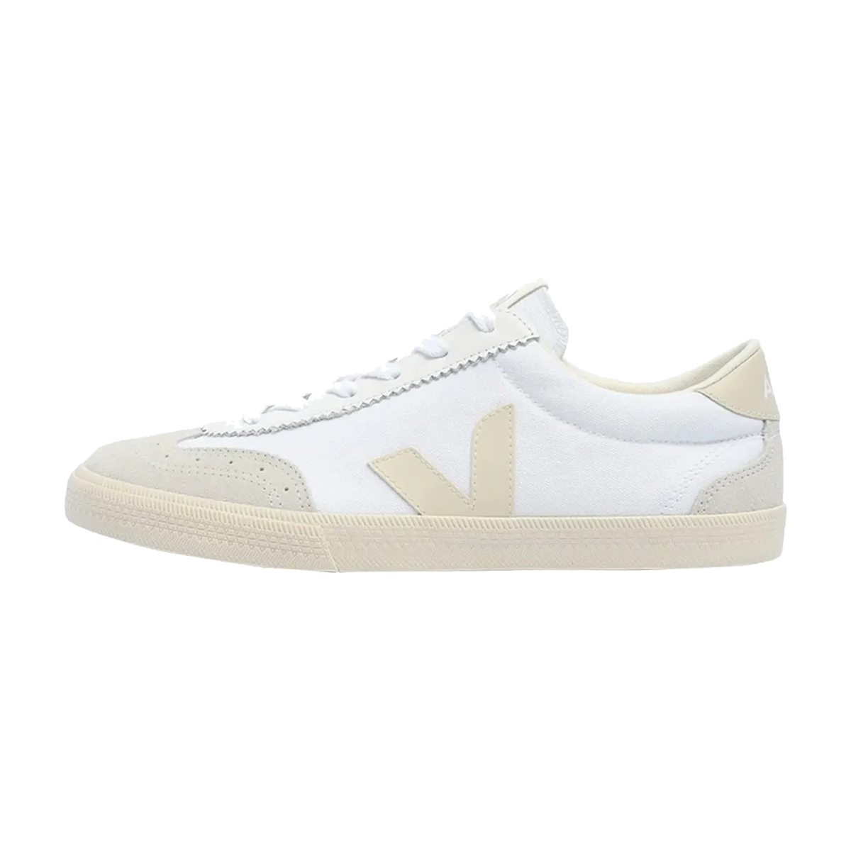 Veja Campo White Pierre, zijaanzicht van witte sneaker met beige suède details en crème zool, wit schoenvetersluiting