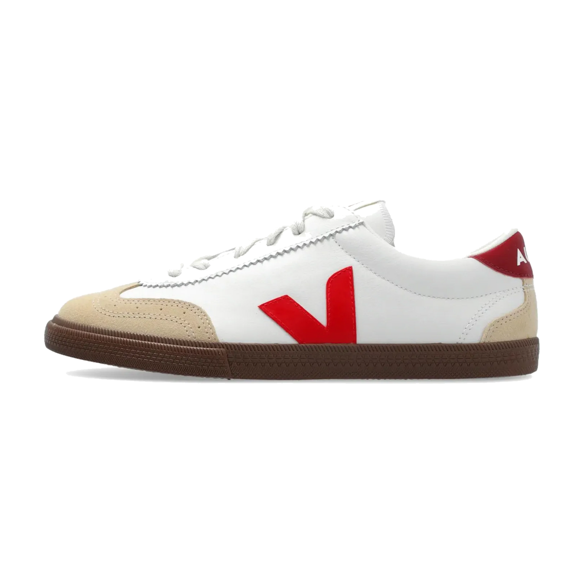 Veja Volley White Pekin zijaanzicht, wit leer met rood V-logo, beige suède teen en bruine gumzool
