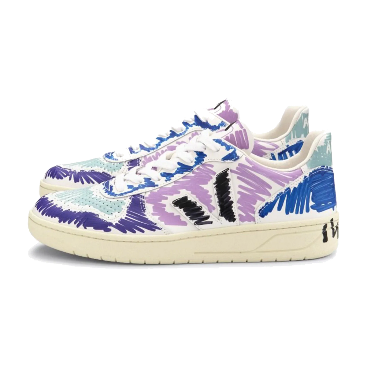 Veja V-10 Leather x Marni Orchid Black, driekwart aanzicht met grafische prints op wit leer en crèmekleurige zool
