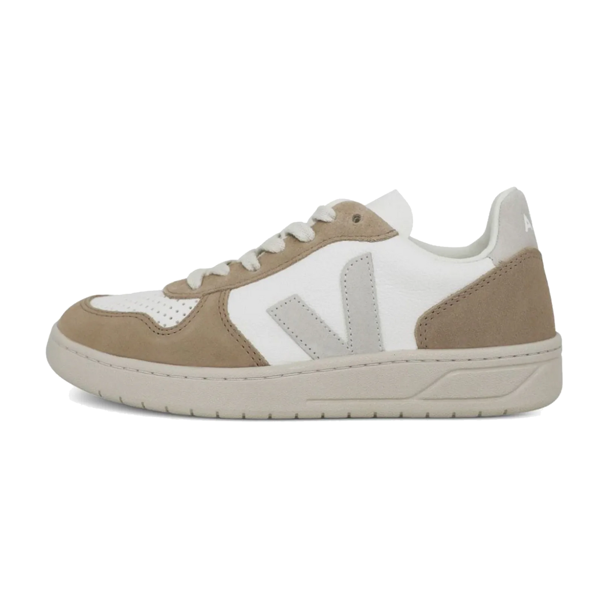 Veja V-10 Extra White Natural Sahara, zijaanzicht van sneaker met witte en beige kleurvlakken, stiksels en V-logo