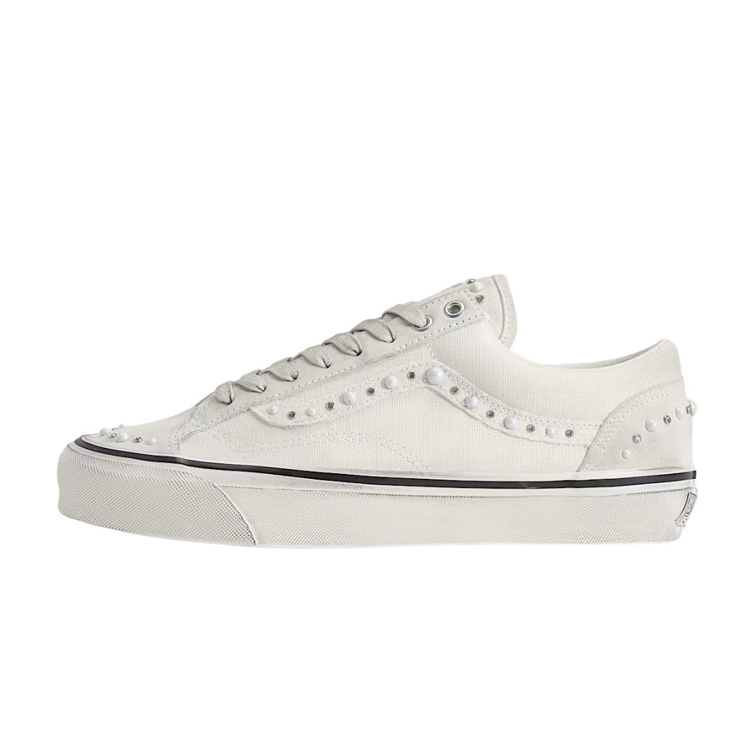 Vans LX Old Skool 36 Pearlized Pack Marshmallow White, zijaanzicht met witte canvas, studs en zwarte zoolstripe