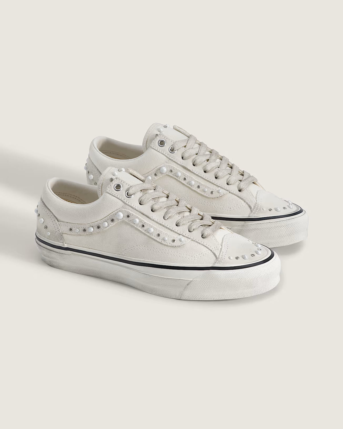 Vans LX Old Skool 36 Pearlized Pack Marshmallow White, paar samen in driekwart aanzicht met studs en zwarte zool