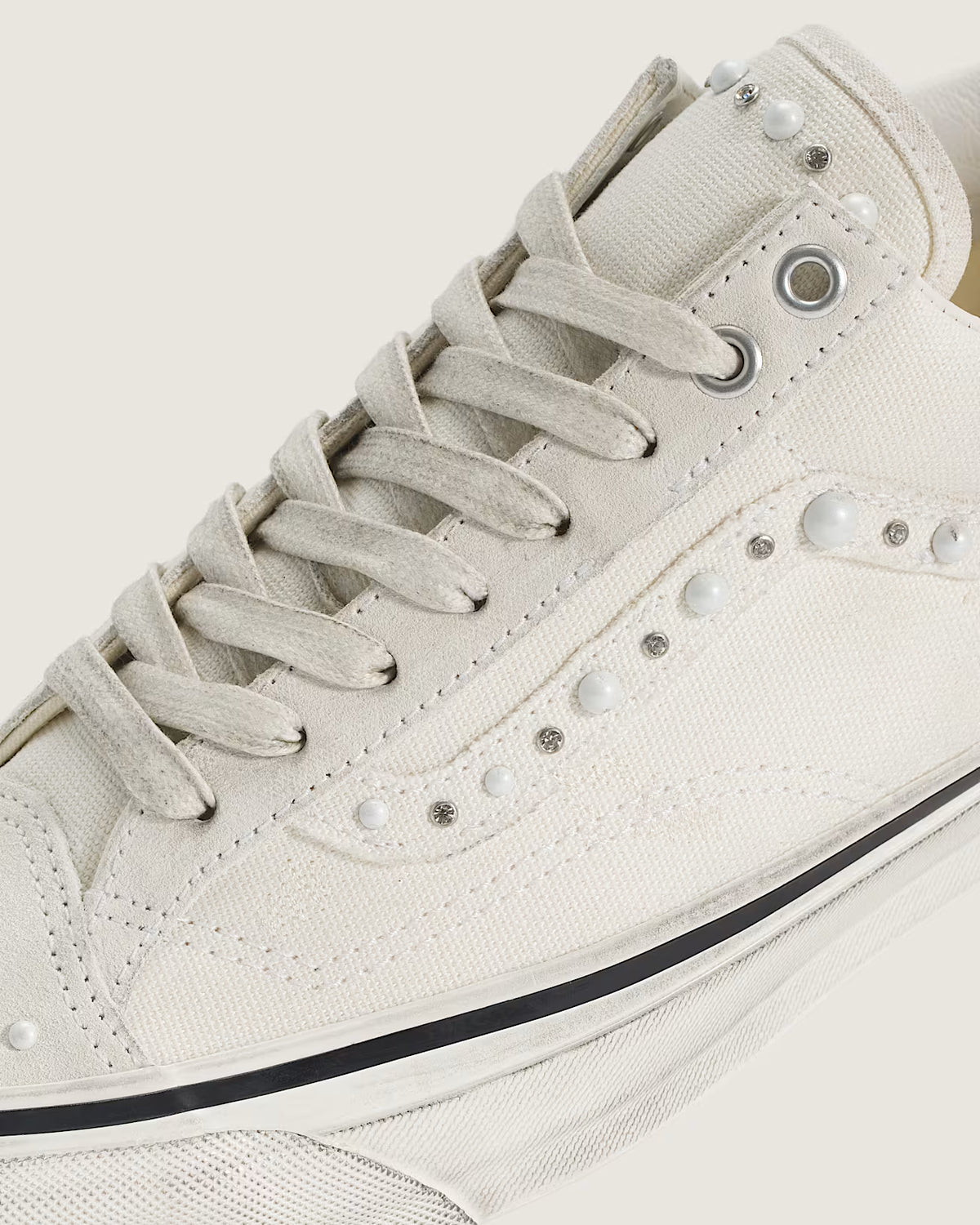 Vans LX Old Skool 36 Pearlized Pack Marshmallow White, detailfoto met witte veters, metalen ogen en studs