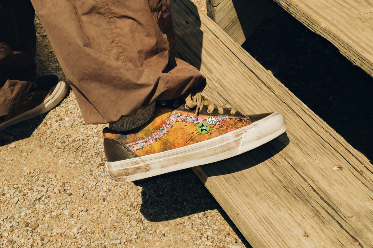 Vans Old Skool 36 LX Souvenir Warm Brown gedragen met beige veters en versleten crème zool
