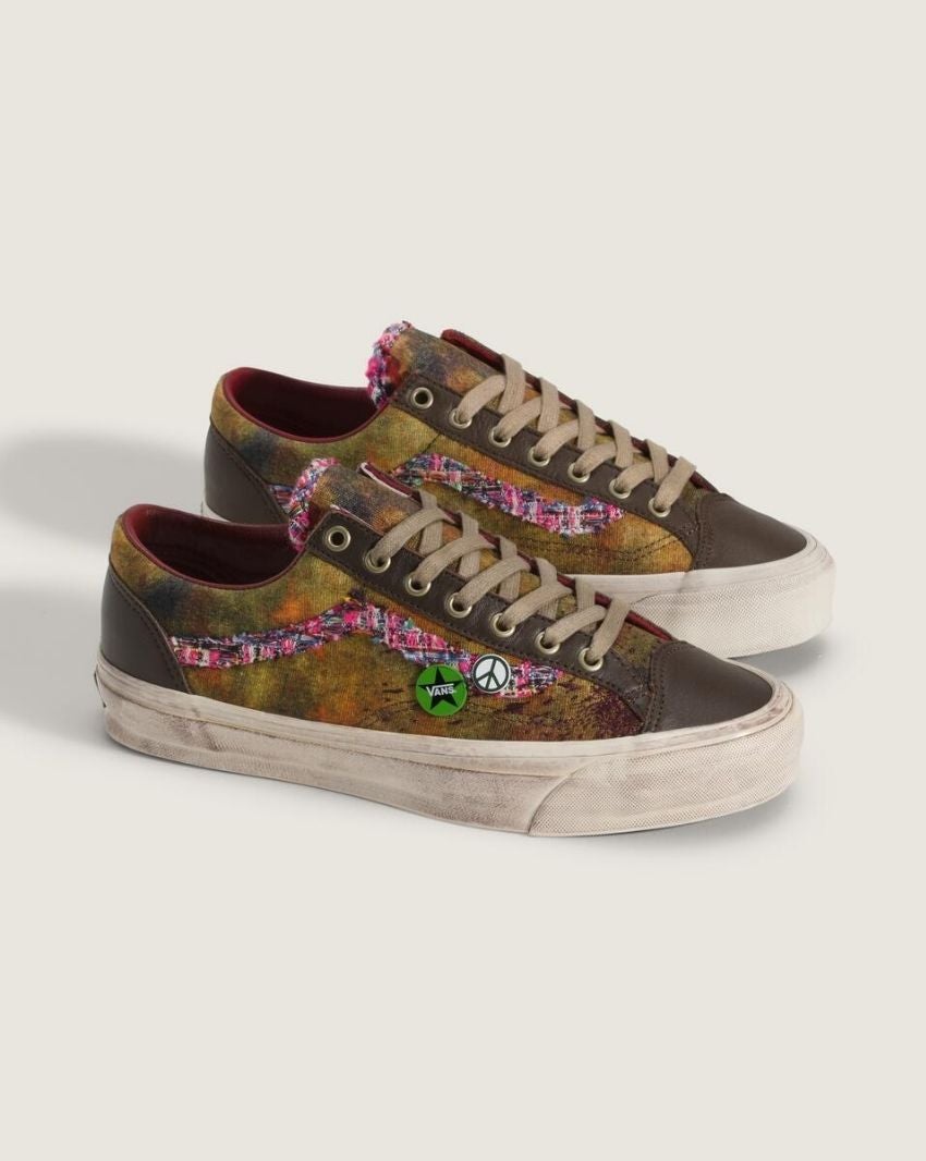 Vans Old Skool 36 LX Souvenir Warm Brown paar samen, bruinoranje motief met magenta vlammen en zijlogo