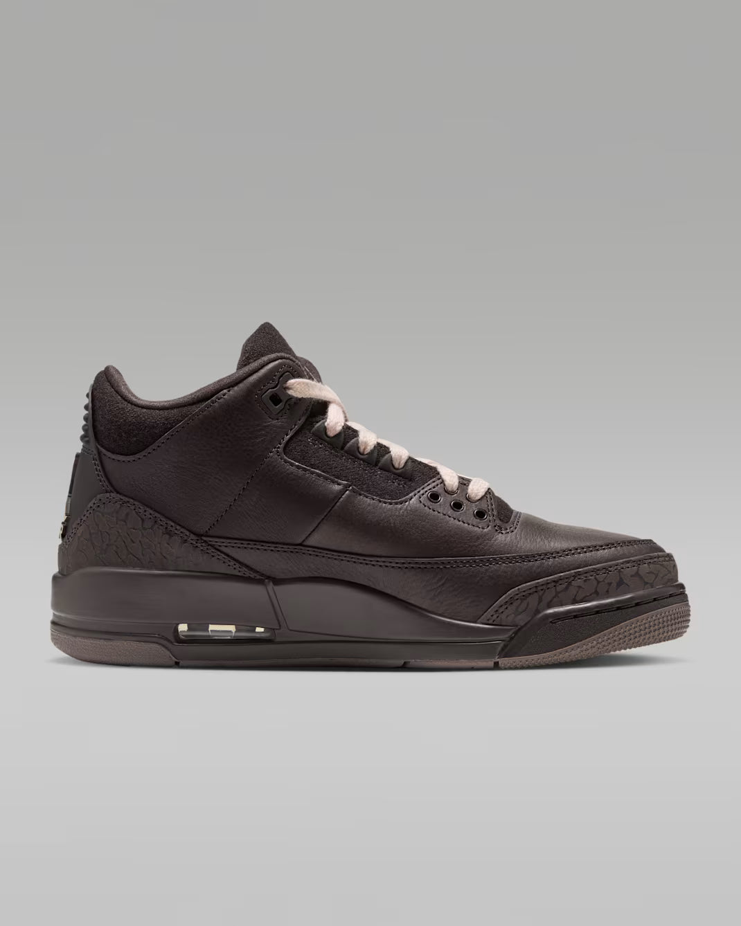 Jordan 3 Retro Fireside, driekwart aanzicht met zwart leer en beige stiksels op hiel