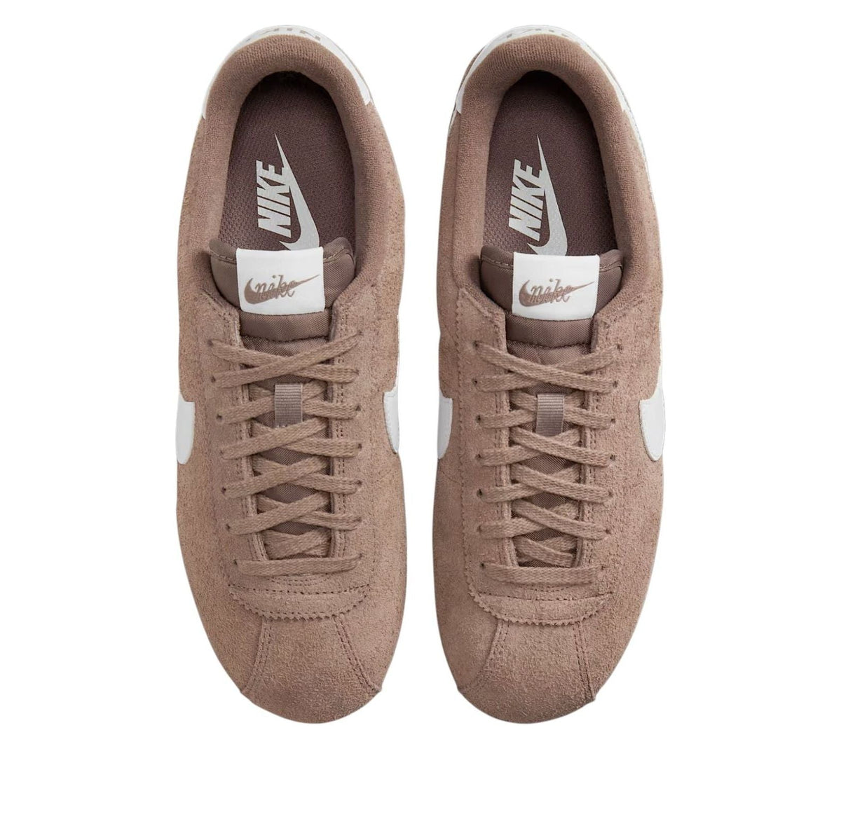 Nike Cortez Vintage Medium Curry, bovenaanzicht van paar met vetersluiting en wit branding op tongpad