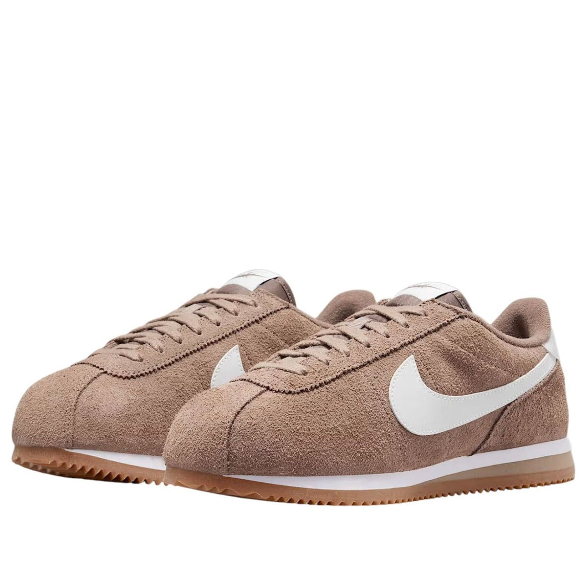 Nike Cortez Vintage Medium Curry, paar samen van driekwart hoek met suède constructie en witte zoolrand