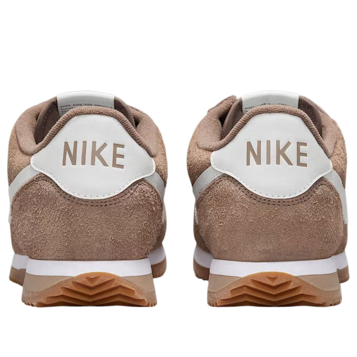 Nike Cortez Vintage Medium Curry, achteraanzicht met NIKE-tekst op hielcap en witte midsolesleuf