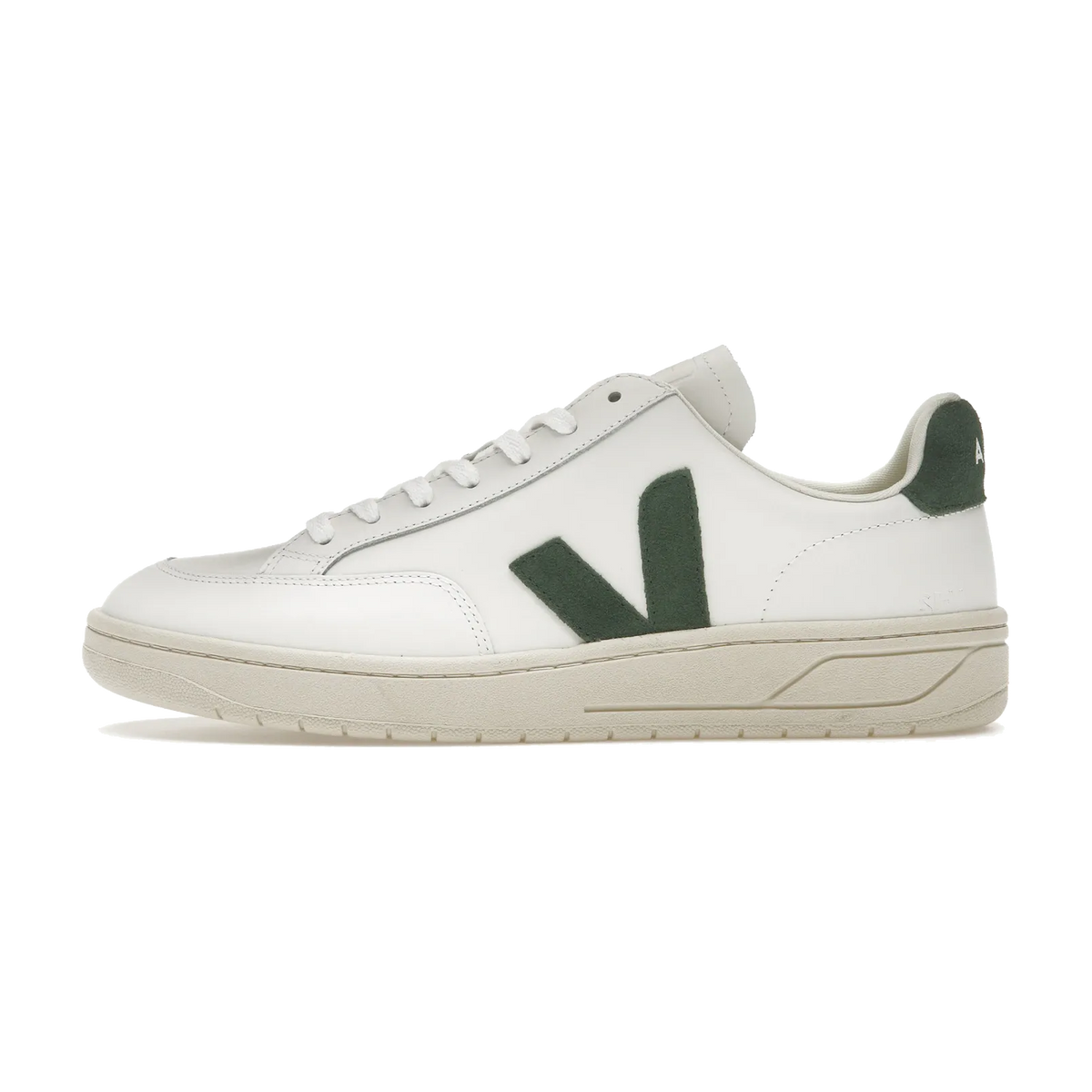 Veja V-12 Leather White Cyprus, zijaanzicht met wit leer en donkergroene V-logo, cremekleurige zool
