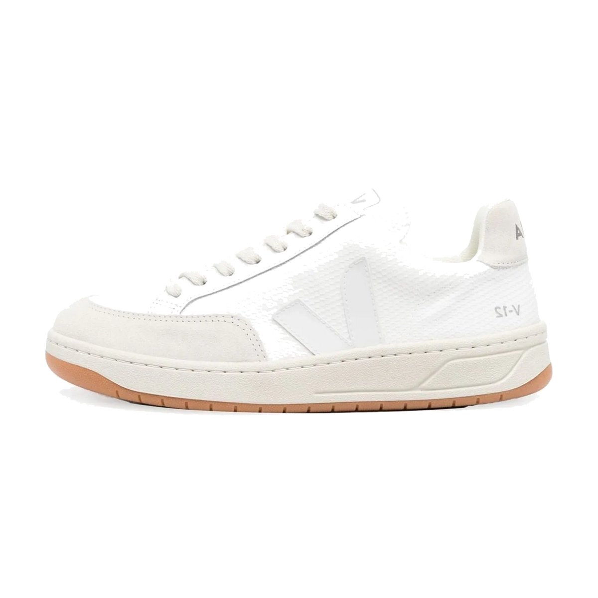 Veja V-12 B-Mesh White Natural, zijaanzicht van witte sneaker met mesh en suède details, gumzool