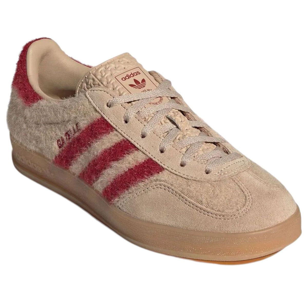 adidas Gazelle Indoor Magic Beige Victory Red, driekwart aanzicht toont veelkleurig fluffy materiaal en rode details