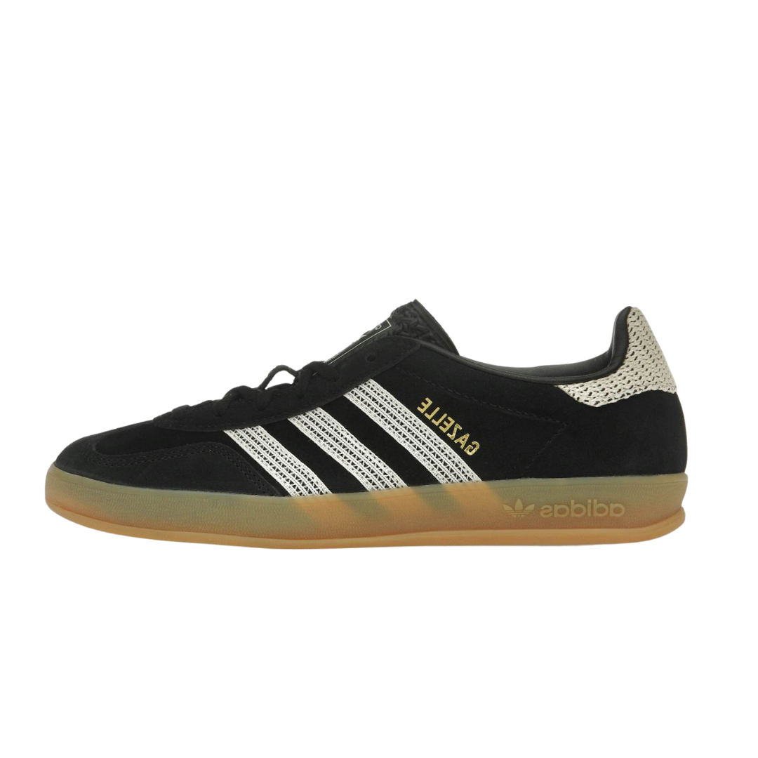 adidas Gazelle Indoor Core Black Wonder White, zijaanzicht met zwart suède, witte strepen en gumzool