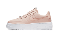 Nike Air Force 1 Low Pixel Particle Beige, zijaanzicht met beige leren bovenwerk, witte zool en gestikt swoosh logo