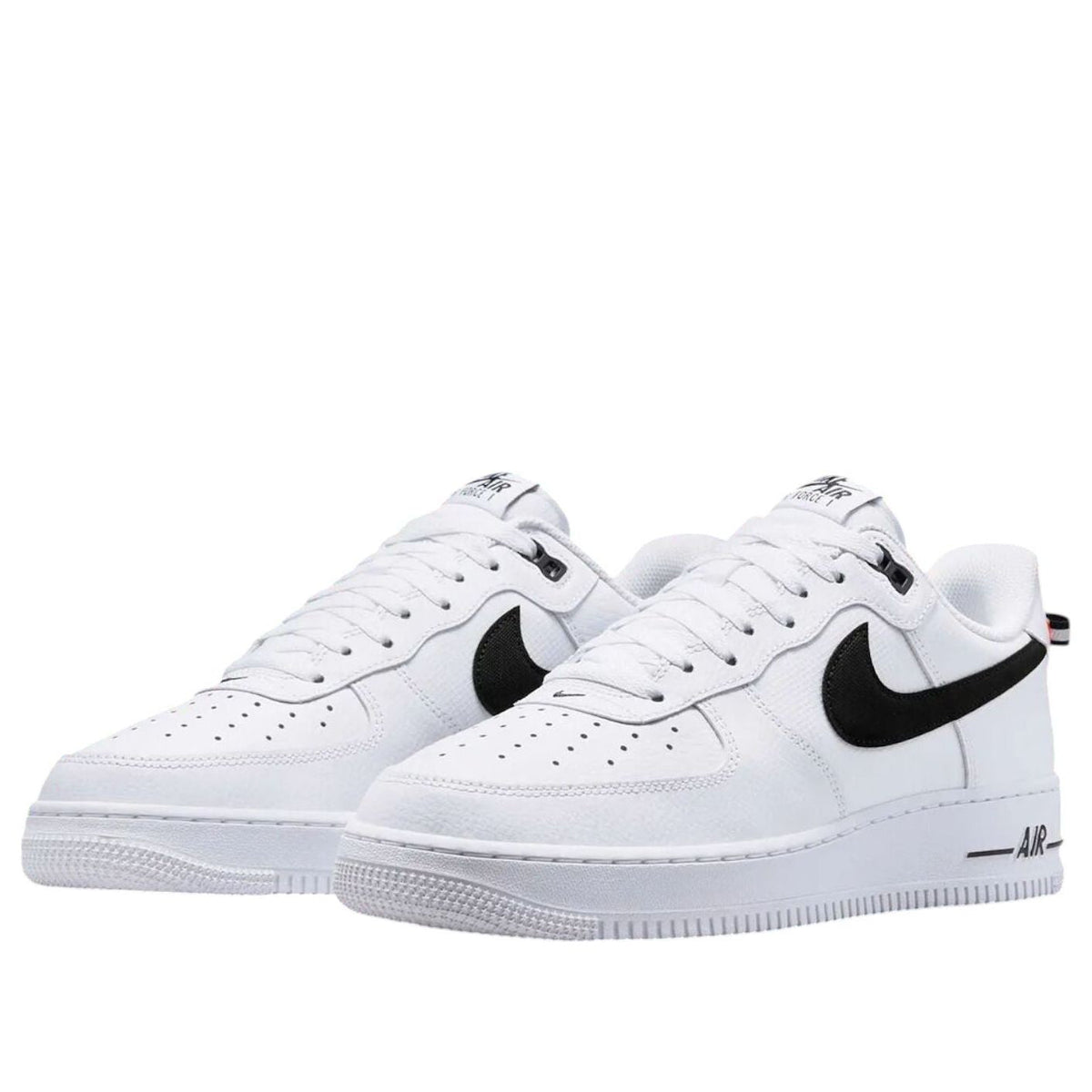 Nike Air Force 1 Low '07 LV8 White Black Bright Crimson, paar samen vooraanzicht met leren oppervlak en contrast Swoosh