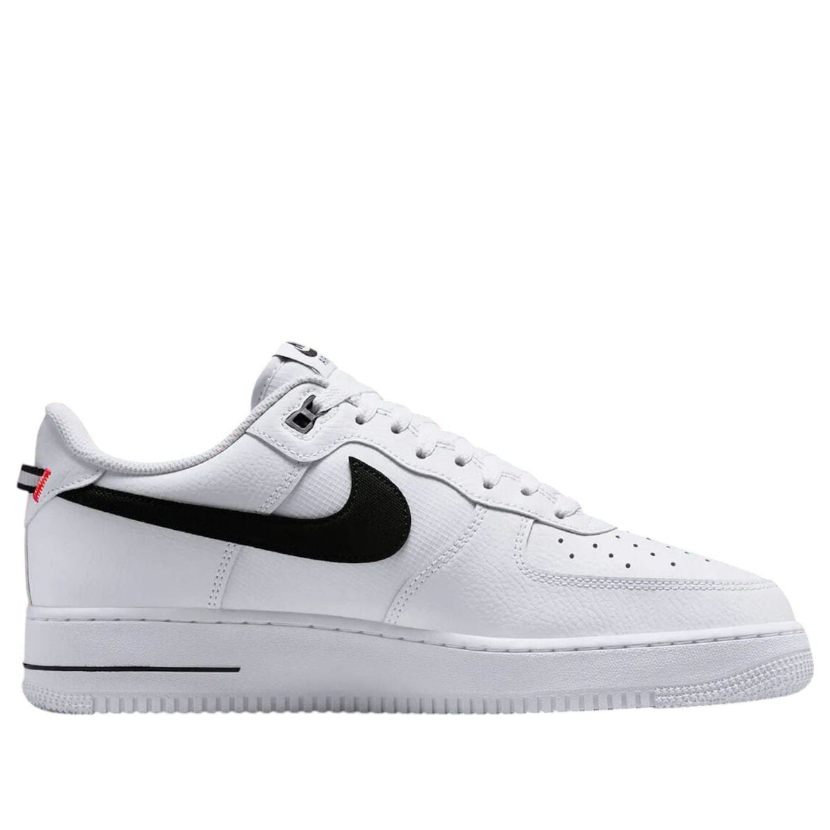 Nike Air Force 1 Low '07 LV8 White Black Bright Crimson, driekwart aanzicht met zwart Swoosh op witte huid