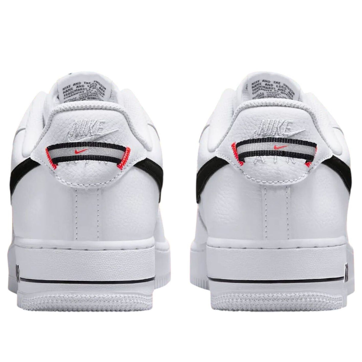 Nike Air Force 1 Low '07 LV8 White Black Bright Crimson, achteraanzicht met rood accent in hielband en Swoosh