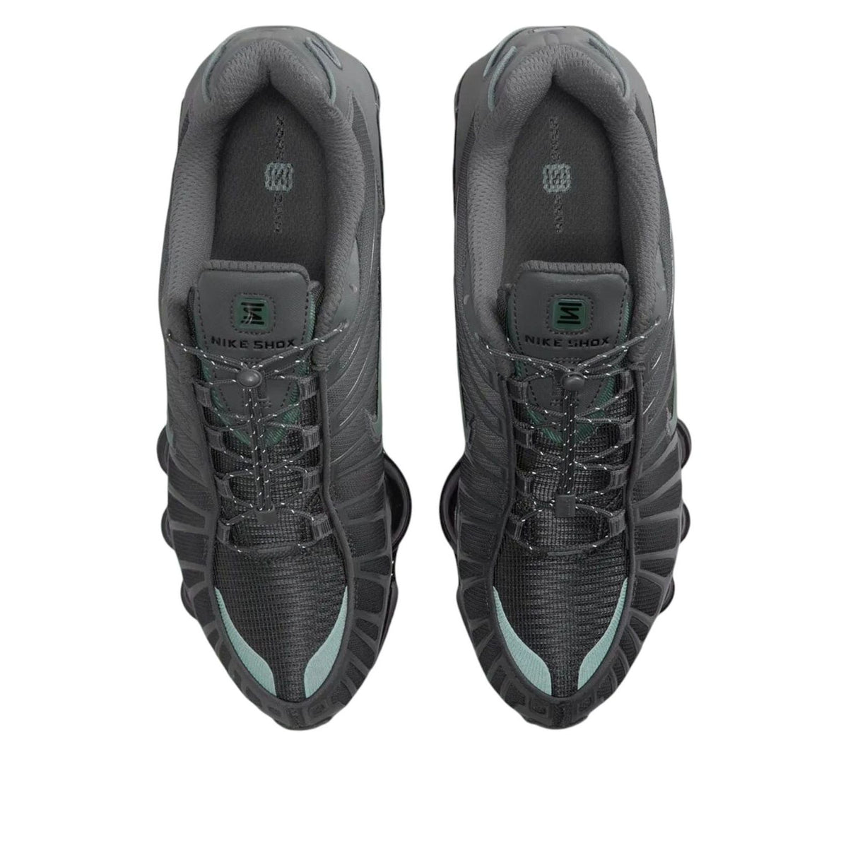 Nike Shox TL Iron Grey Clay Green, bovenaanzicht beide schoenen met veters, grijs mesh, teal accenten en Nike Shox branding