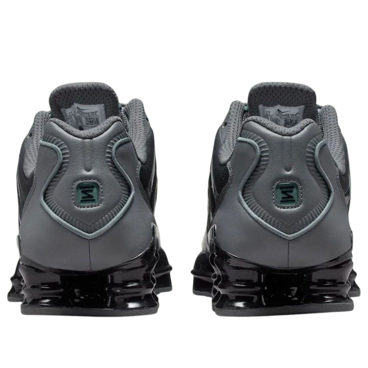 Nike Shox TL Iron Grey Clay Green, achteraanzicht beide schoenen met grijze hielkap, zwarte zoolbuizen en teal detail