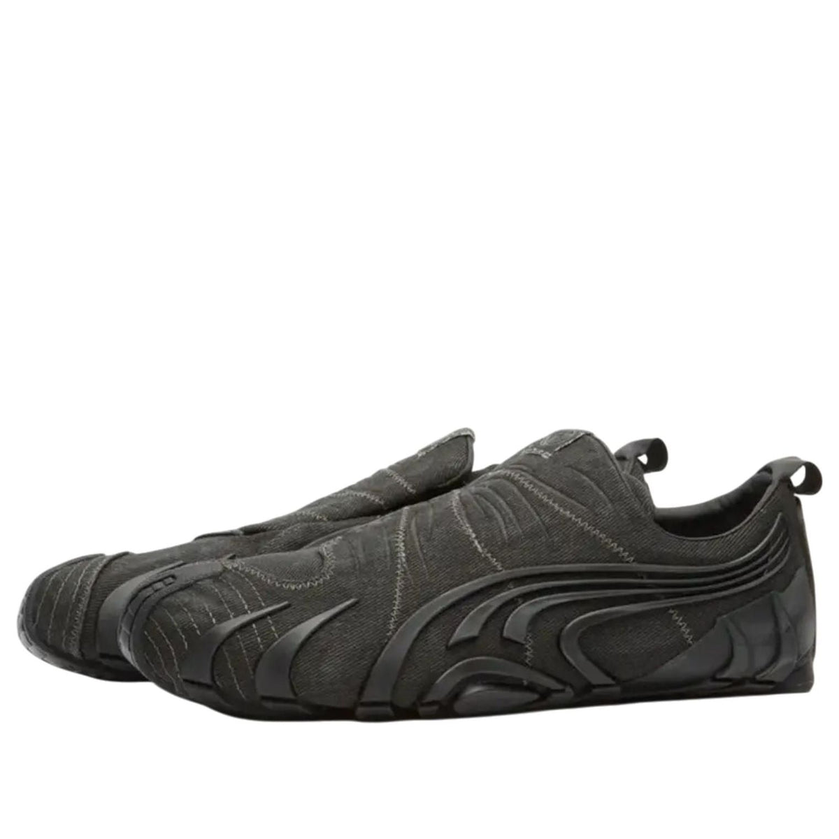 Puma Talon OG NO/FAITH STUDIOS driekwart aanzicht, zwart materiaal met contrasterende stiksels en karakteristieke zoolprofiel