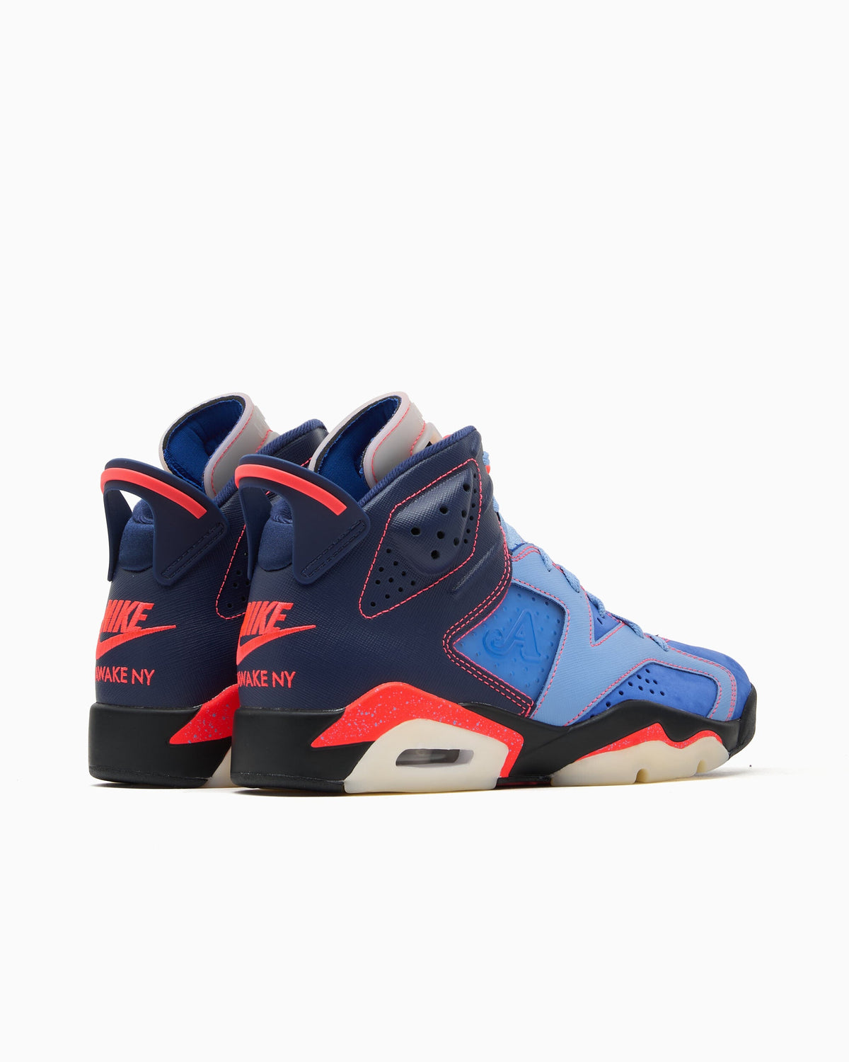 Jordan 6 Retro Awake NY Midnight Navy, achteraanzicht van beide schoenen met NIKE tekst op hielstrip