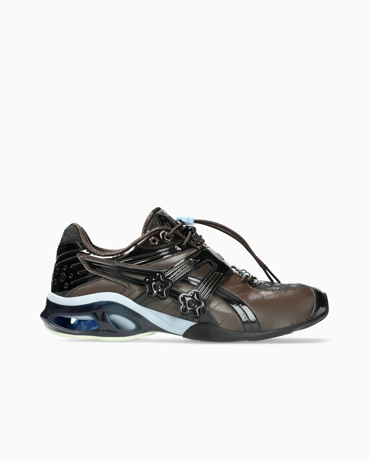 ASICS Gel-Kinetic FR Cecilie Bahnsen Black Coffee, productfoto met blauwe veters en gevleugeldig design aan voorzijde