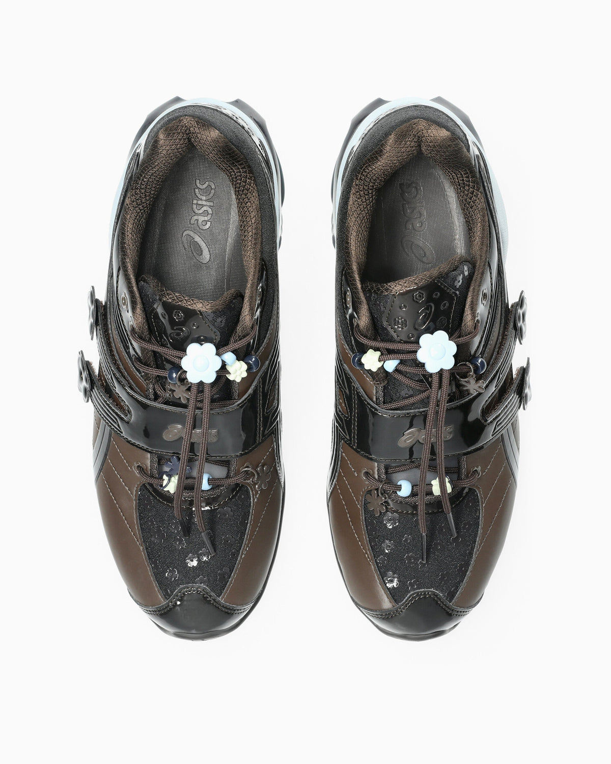 ASICS Gel-Kinetic FR Cecilie Bahnsen Black Coffee, bovenaanzicht met bruine binnenzijde en stud-details op tonguepaneel