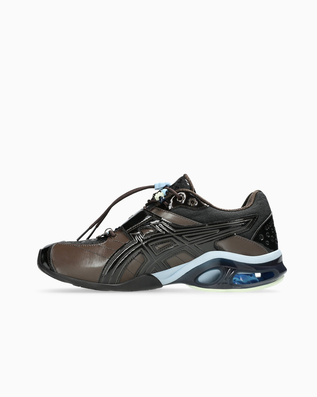 ASICS Gel-Kinetic FR Cecilie Bahnsen Black Coffee, zijaanzicht met bruinleren voorvoet en zwarte kunststof details