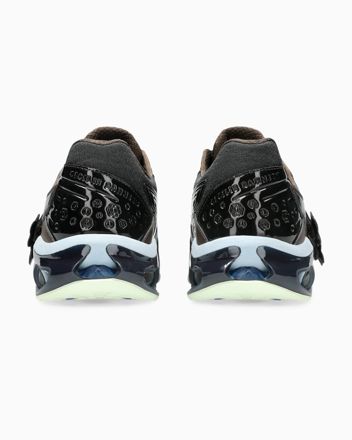 ASICS Gel-Kinetic FR Cecilie Bahnsen Black Coffee, achteraanzicht paar met zwarte studs en wit-blauwe zoolprofiel