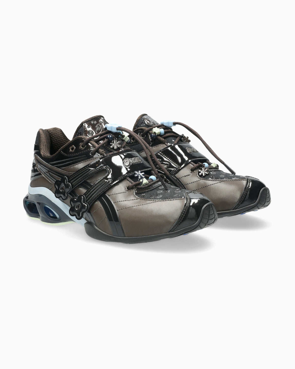 ASICS Gel-Kinetic FR Cecilie Bahnsen Black Coffee, driekwart aanzicht van paar met studs op hak en zwarte mesh details