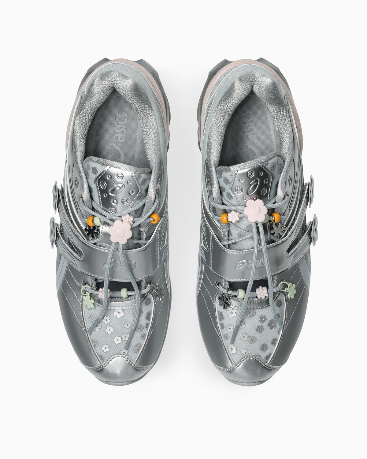 ASICS Gel-Kinetic FR Cecilie Bahnsen Piedmont Grey, bovenaanzicht beide schoenen met bloem-details aan veters