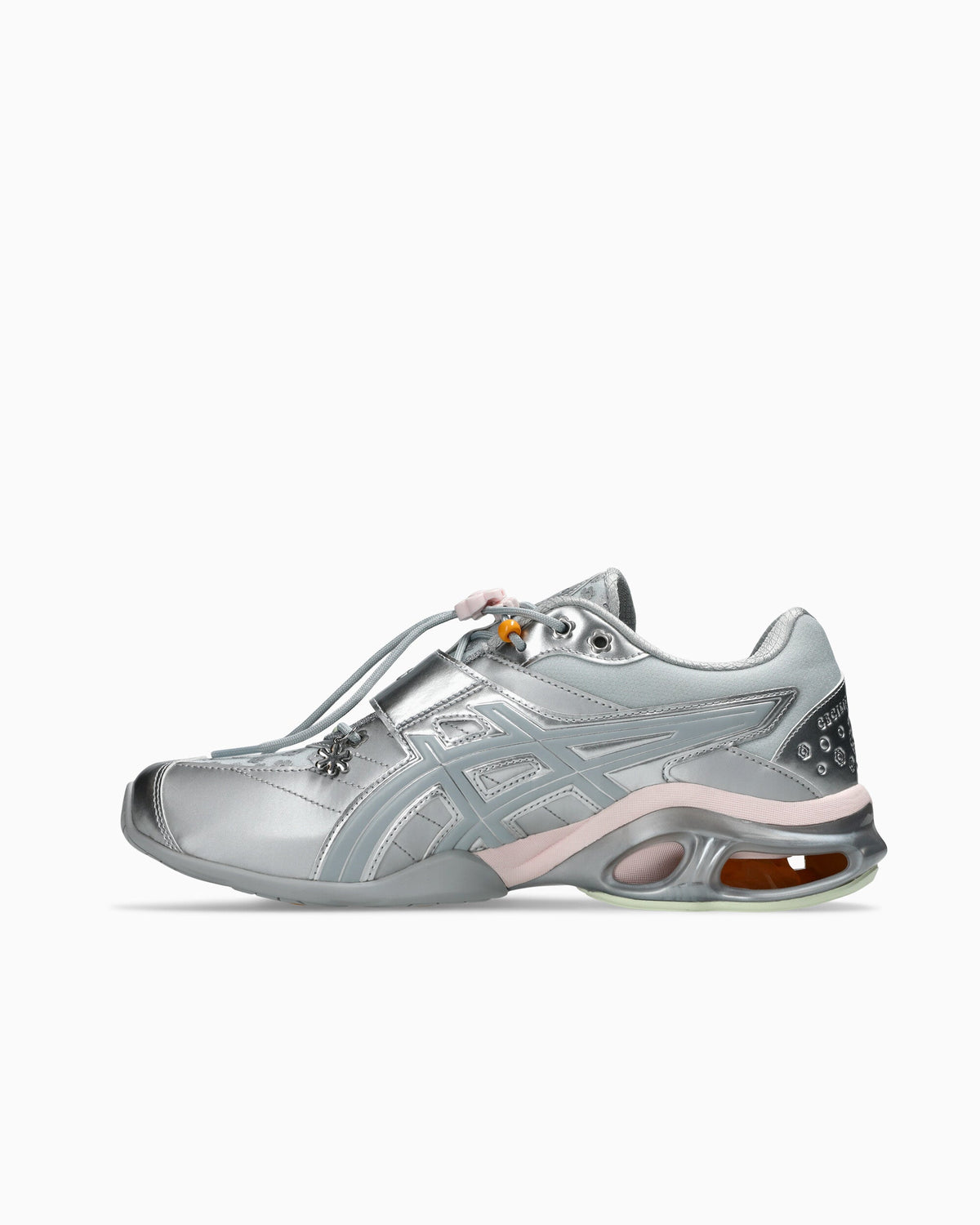 ASICS Gel-Kinetic FR Cecilie Bahnsen Piedmont Grey, vooraanzicht met metallic zilveren toebox, studs en roze zijkant-accent