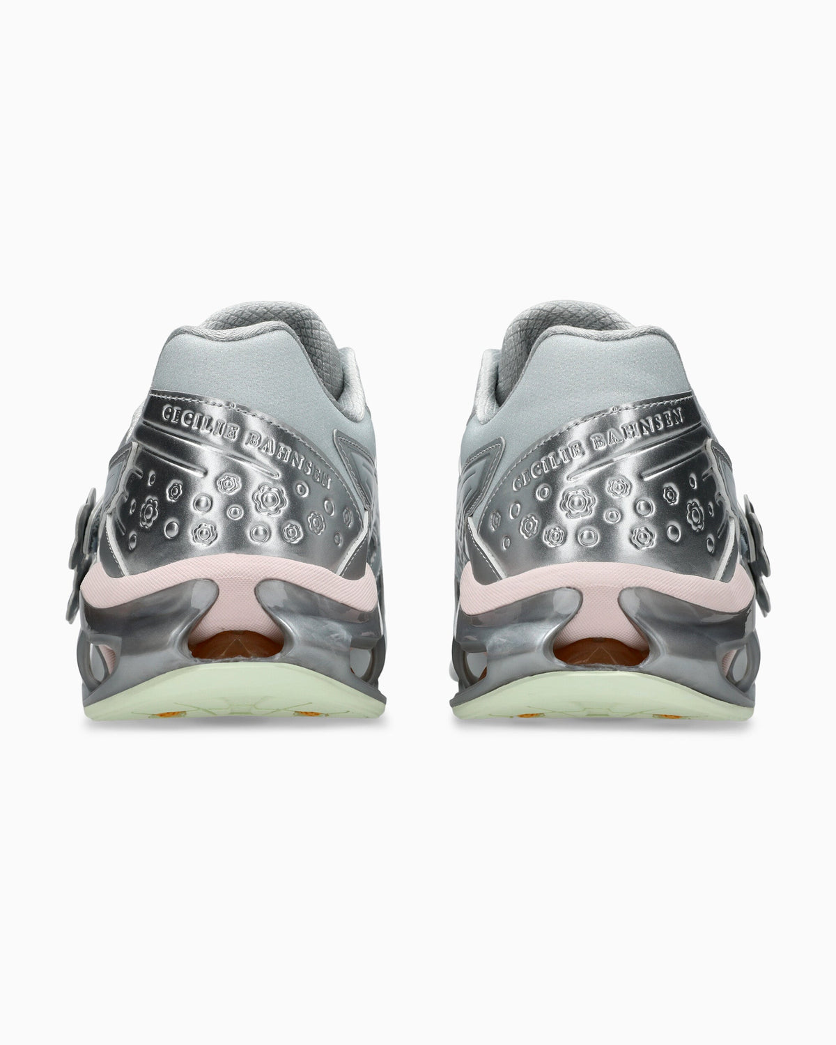 ASICS Gel-Kinetic FR Cecilie Bahnsen Piedmont Grey, achteraanzicht beide hakken met studs-tekstuur