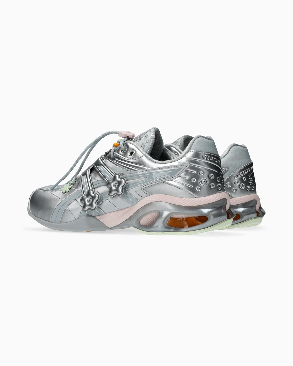 ASICS Gel-Kinetic FR Cecilie Bahnsen Piedmont Grey, achteraanzicht met bruine en roze demping in zool