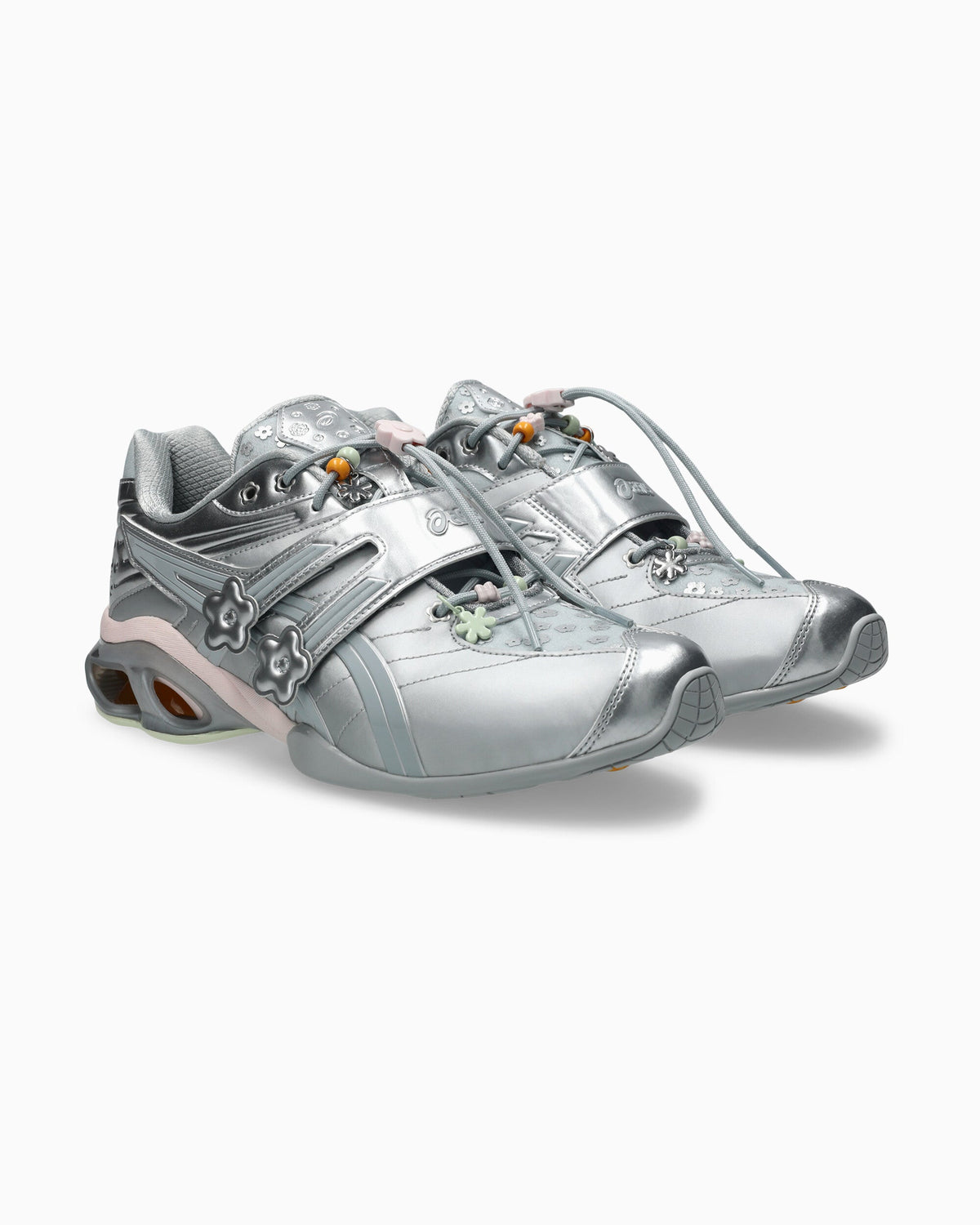ASICS Gel-Kinetic FR Cecilie Bahnsen Piedmont Grey, paar driekwart aanzicht met zilveren metallic oppervlak
