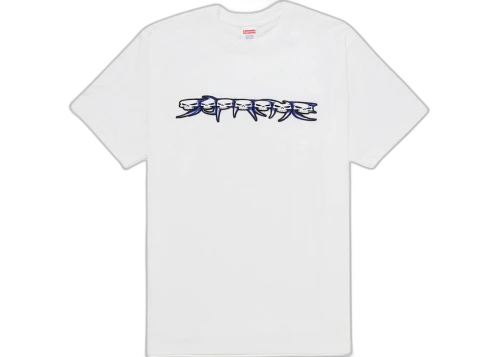 Supreme Skulls Spellout Tee White, vooraanzicht met donkerblauw spellout-logo op witte katoenen shirt