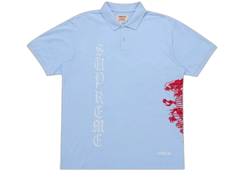 Supreme The Great China Wall Dragon Polo Light Blue, vooraanzicht met rode draak en verticaal logo op lichtblauw katoen