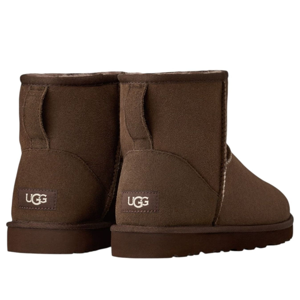 UGG Classic Mini II Boot Dusted Cocoa paar samen van achteren met zichtbaar UGG-logo op schacht