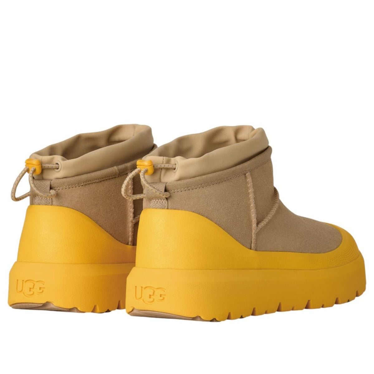 UGG Classic Ultra Mini Weather Hybrid Boot, paar samen vanuit achteren met UGG-logo op gele hielen