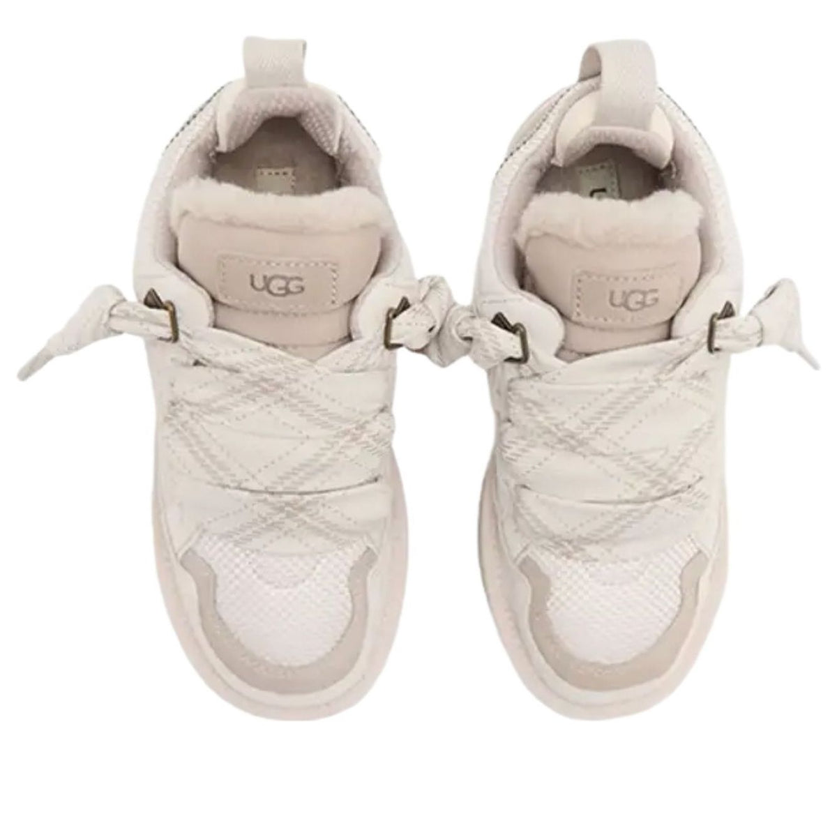 UGG Lowmel Ceramic bovenaanzicht met dikke gevoerde kraag, vlechtpatroon en UGG-logo zichtbaar